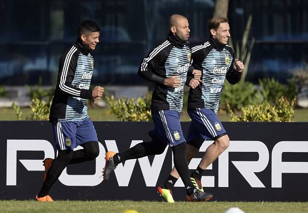 Messi l&ecirc;n tuyển Argentina, tập luyện cho mục ti&ecirc;u dang dở 4 năm trước - Ảnh 4.