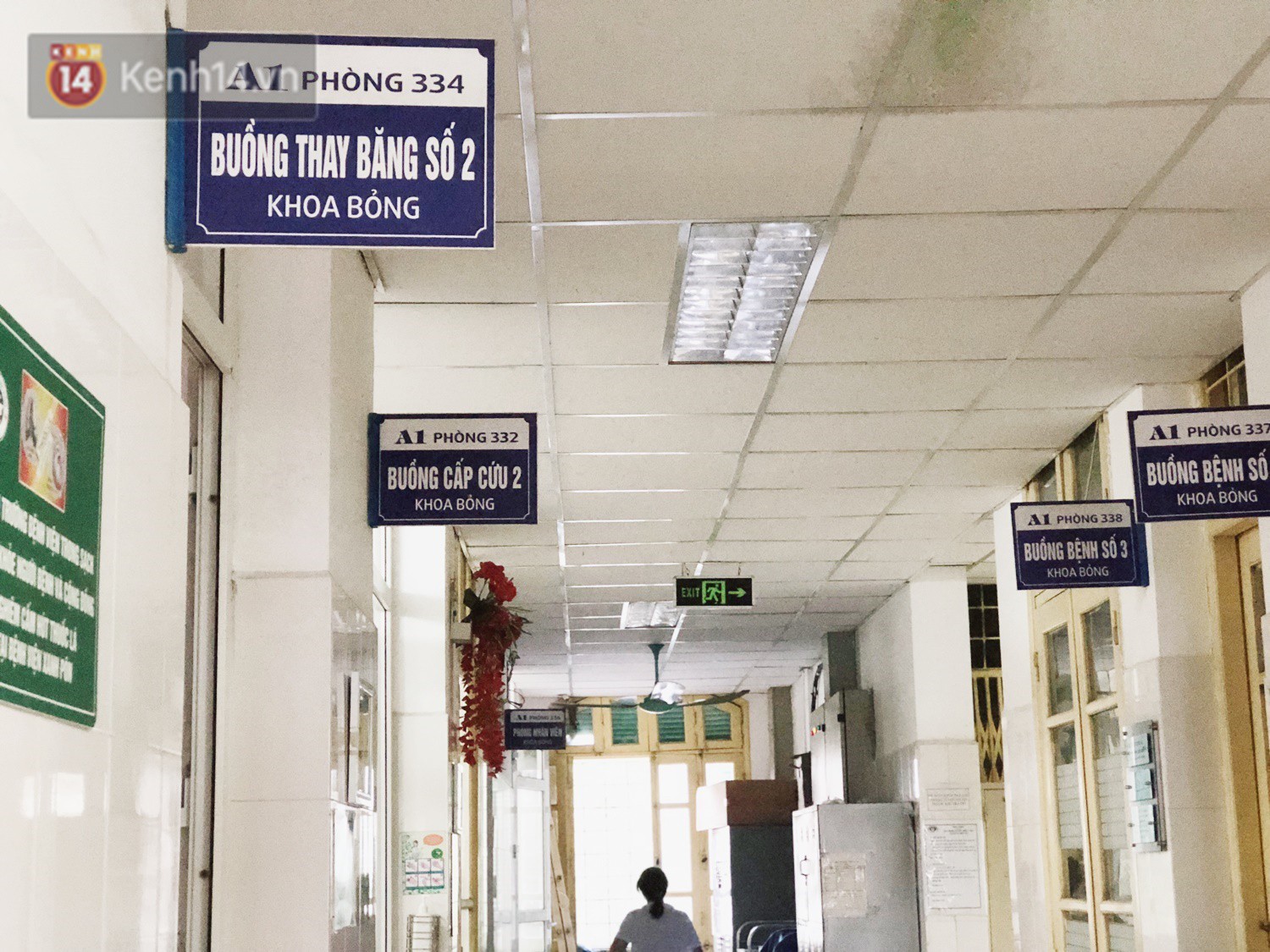 Nạn nhân bị ô tô kéo lê hàng trăm mét ở Hà Nội sau gần 2 tháng: Mẹ già đau đớn buộc chân con trai vào mép giường bệnh - Ảnh 2.