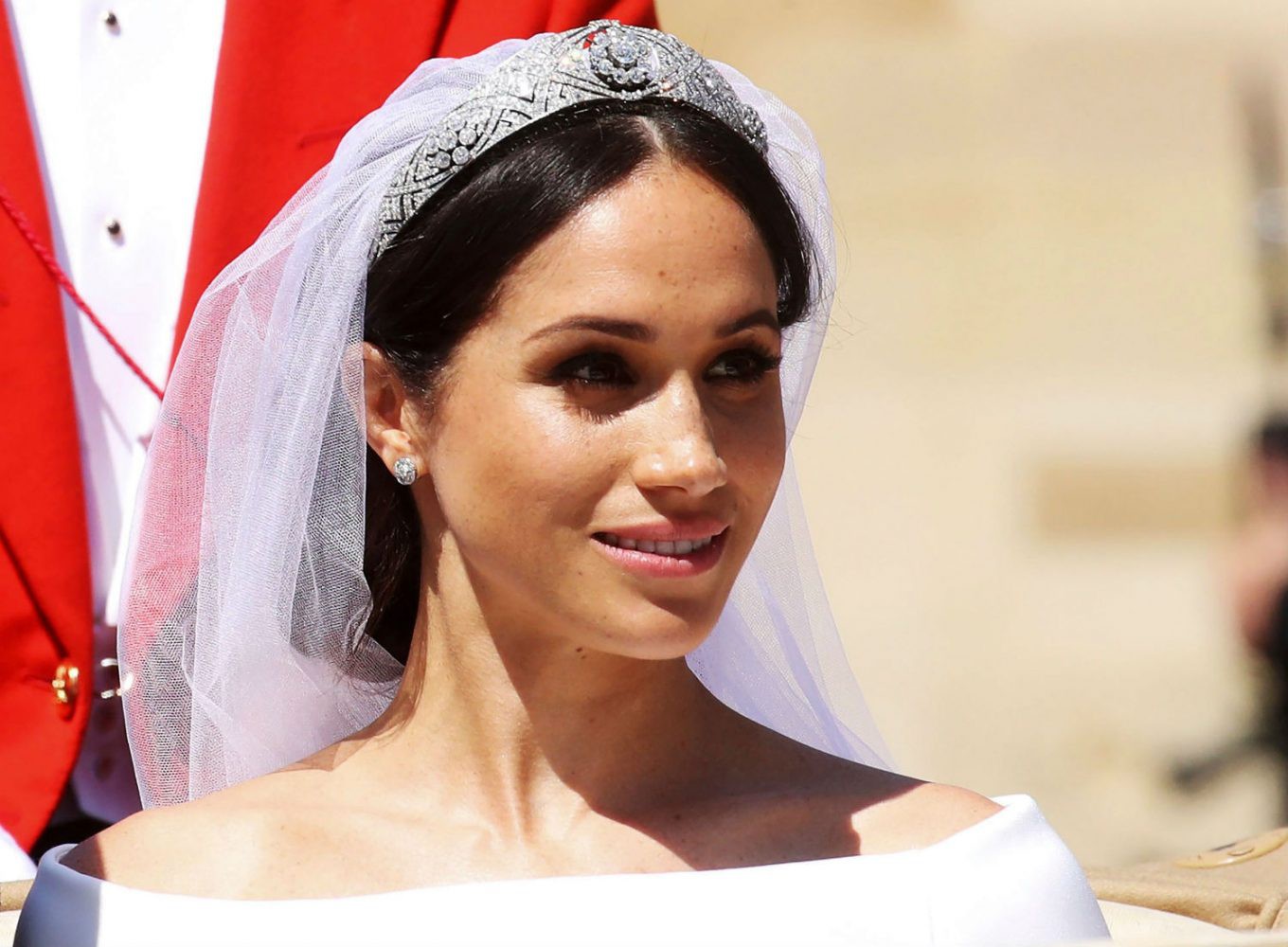 Chuyên gia trang điểm của Meghan Markle bật mí 5 bí kíp makeup cho da căng bóng và tỏa sáng -  Ảnh 7.