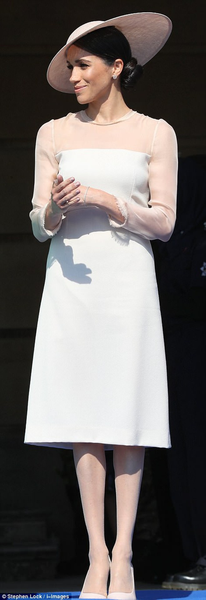 Tân công nương Meghan diện đầm trơn trang nhã, khoe vai trần nhẹ nhàng dự sự kiện Hoàng gia đầu tiên sau lễ cưới - Ảnh 1.
