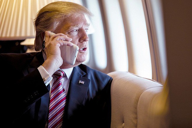 Tổng thống Donald Trump dùng tới 2 chiếc iPhone, trái ngược với ông Obama trước kia - Ảnh 1.