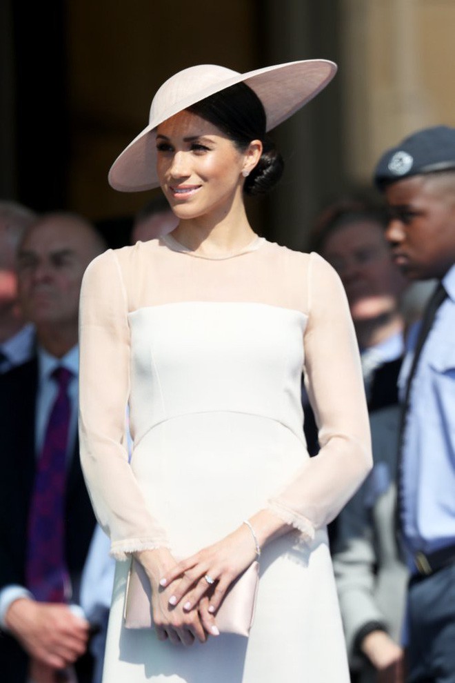 Hiệu ứng Meghan Markle lại khiến cho chiếc váy mà cô mặc bán hết sạch chỉ sau vài giờ - Ảnh 6.