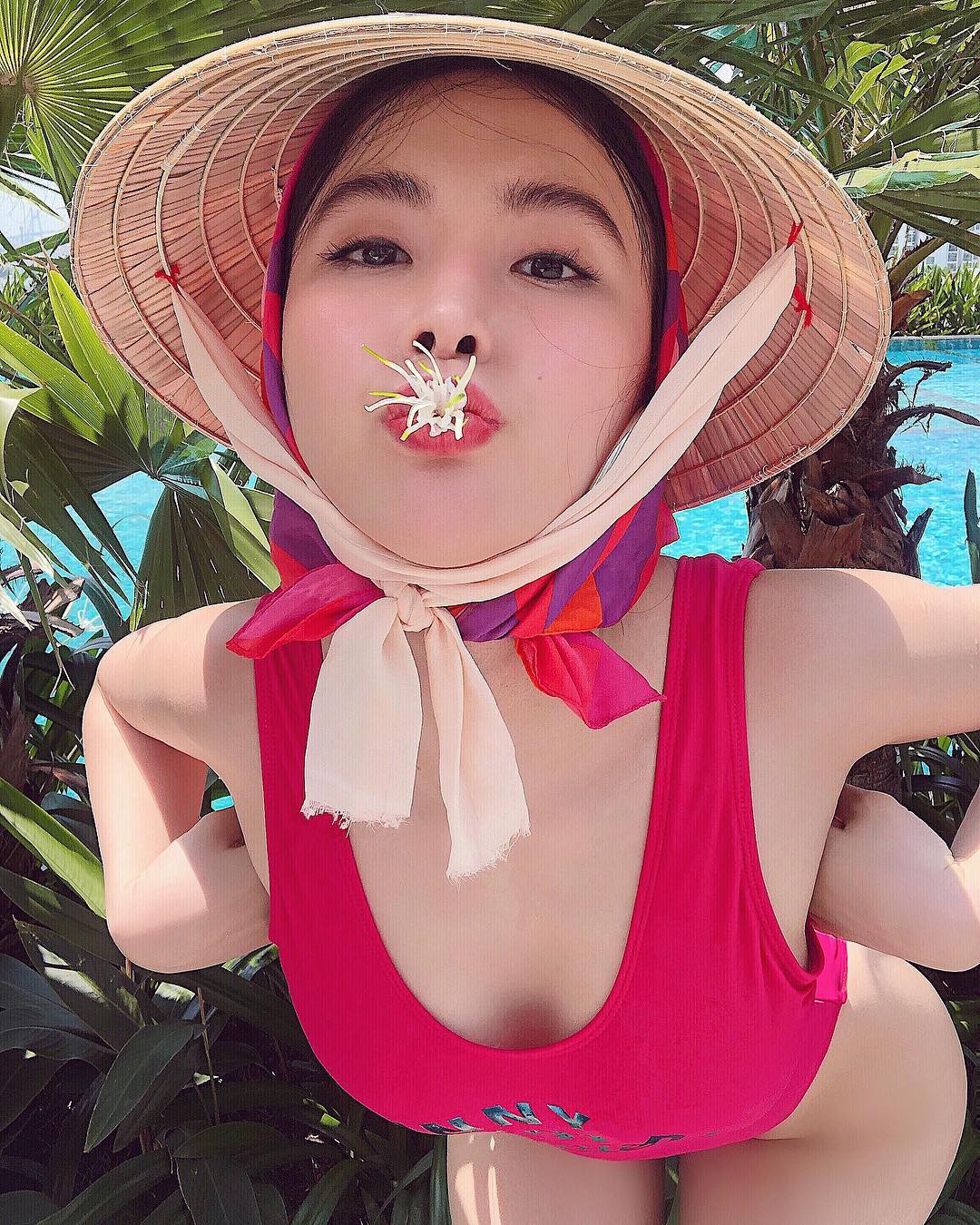 Cùng Angela Phương Trinh bắt kịp xu hướng hè 2018: Đội nón lá đi bơi - Ảnh 1.
