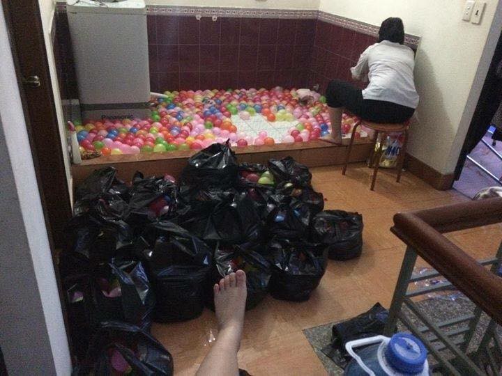 Học sinh cuối cấp tưng bừng chuẩn bị cho Đại chiến bóng nước chống lại lũ bạn cùng khối - Ảnh 9.