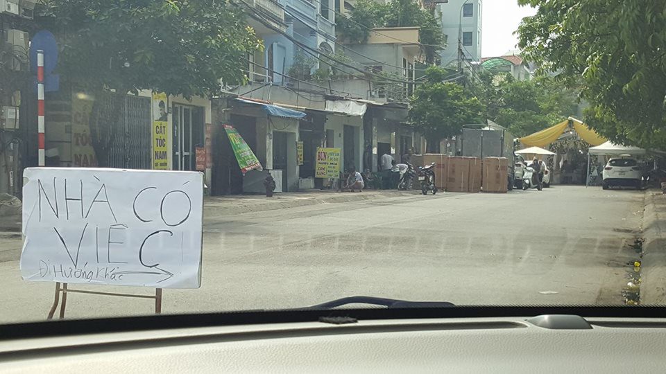 Bảng thông báo kém duyên Nhà có việc, đi hướng khác của gia đình đang tổ chức đám cưới nhận hàng tấn gạch đá trên MXH - Ảnh 1. Bảng thông báo kém duyên Nhà có việc, đi hướng khác của gia đình đang tổ chức đám cưới nhận hàng tấn gạch đá trên MXH - Ảnh 1.