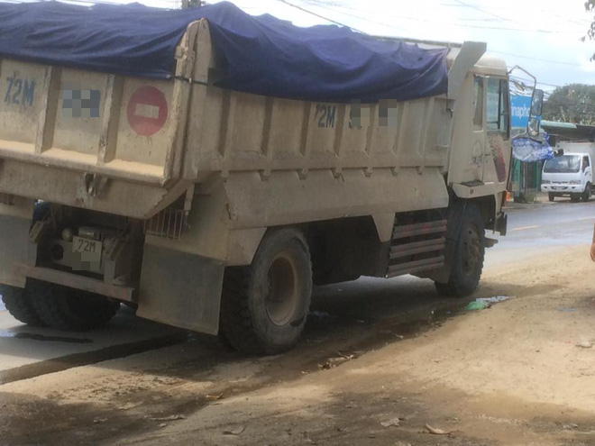 Tai nạn hy hữu: Xe tải đang chạy thì rụng bánh, văng sang bên đường đâm thủng tường nhà dân - Ảnh 3.