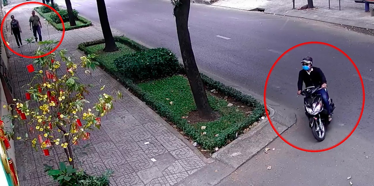 Đối tượng đeo khẩu trang y tế, kính đen đi ngược chiều rồi vòng ngược lên vỉa hè để cướp giật.