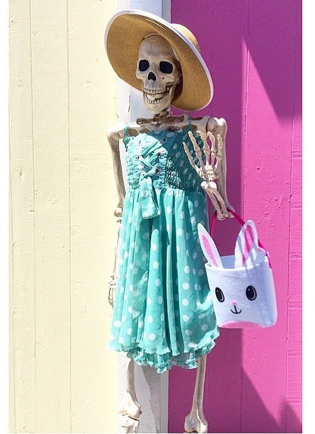Skellie - Bộ xương nổi tiếng khắp Instagram vì cosplay lại tất cả các kiểu tạo dáng của hội chị em bánh bèo - Ảnh 13.