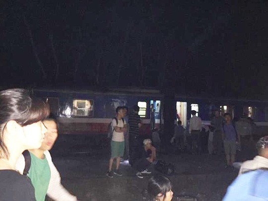  Hiện trường vụ tai nạn tàu hỏa kinh hoàng làm 2 người chết, 8 người bị thương ở Thanh Hóa - Ảnh 12.