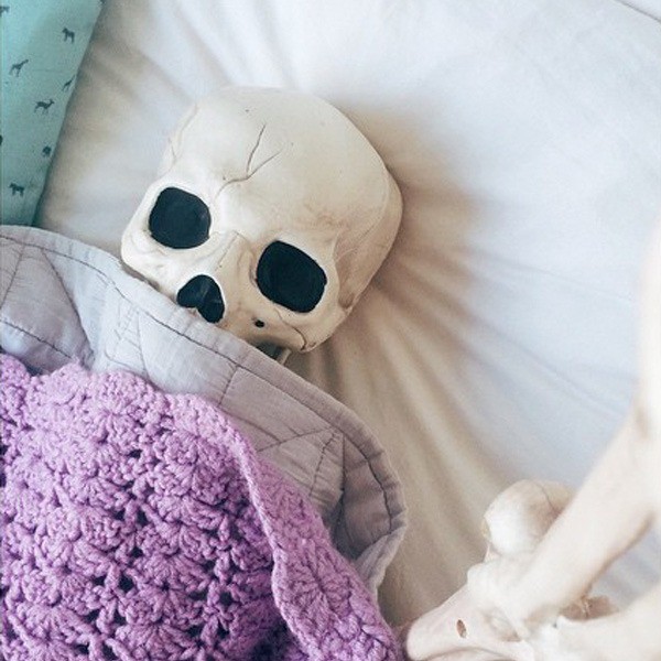 Skellie - Bộ xương nổi tiếng khắp Instagram vì cosplay lại tất cả các kiểu tạo dáng của hội chị em bánh bèo - Ảnh 17.