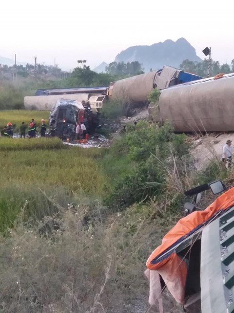  Hiện trường vụ tai nạn tàu hỏa kinh hoàng làm 2 người chết, 8 người bị thương ở Thanh Hóa - Ảnh 7.