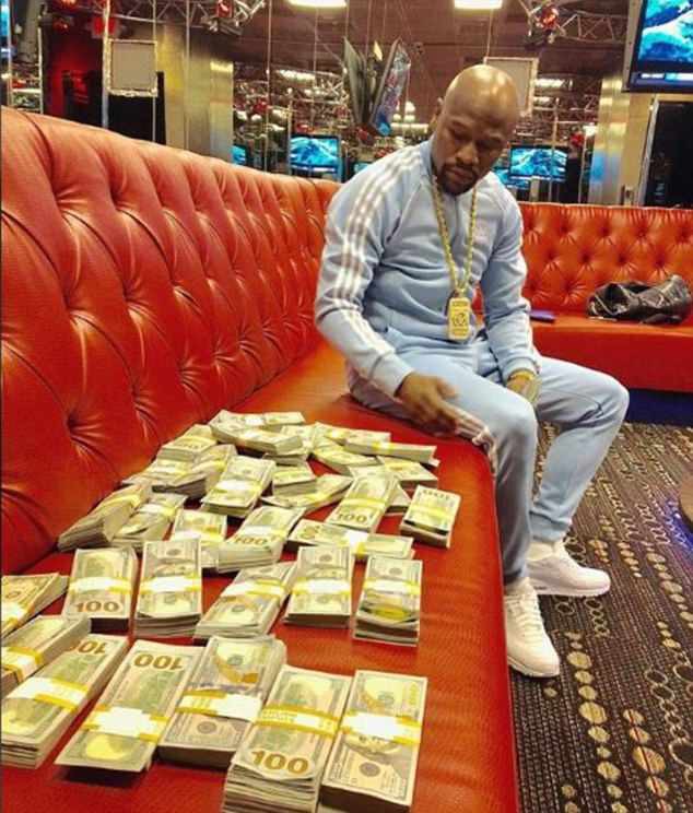 Mayweather tiết lộ sở thích khoe tiền và cuộc sống sang chảnh - Ảnh 1.