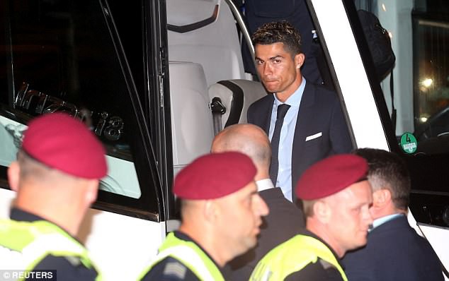 Ronaldo diện suit lịch lãm, đặt chân đến Kiev - Ảnh 1.