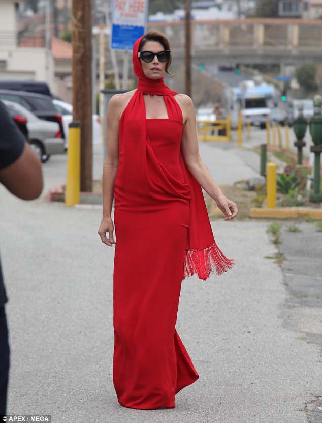 Huyền thoại sắc đẹp như Cindy Crawford khi đến tuổi 52 cũng xuống sắc v&agrave; lộ v&ograve;ng 1 xập xệ - Ảnh 7.