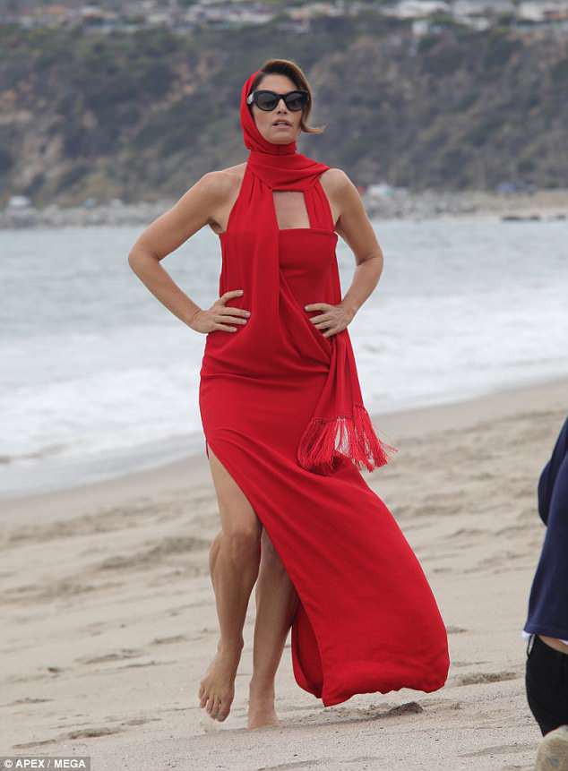 Huyền thoại sắc đẹp như Cindy Crawford khi đến tuổi 52 cũng xuống sắc v&agrave; lộ v&ograve;ng 1 xập xệ - Ảnh 8.