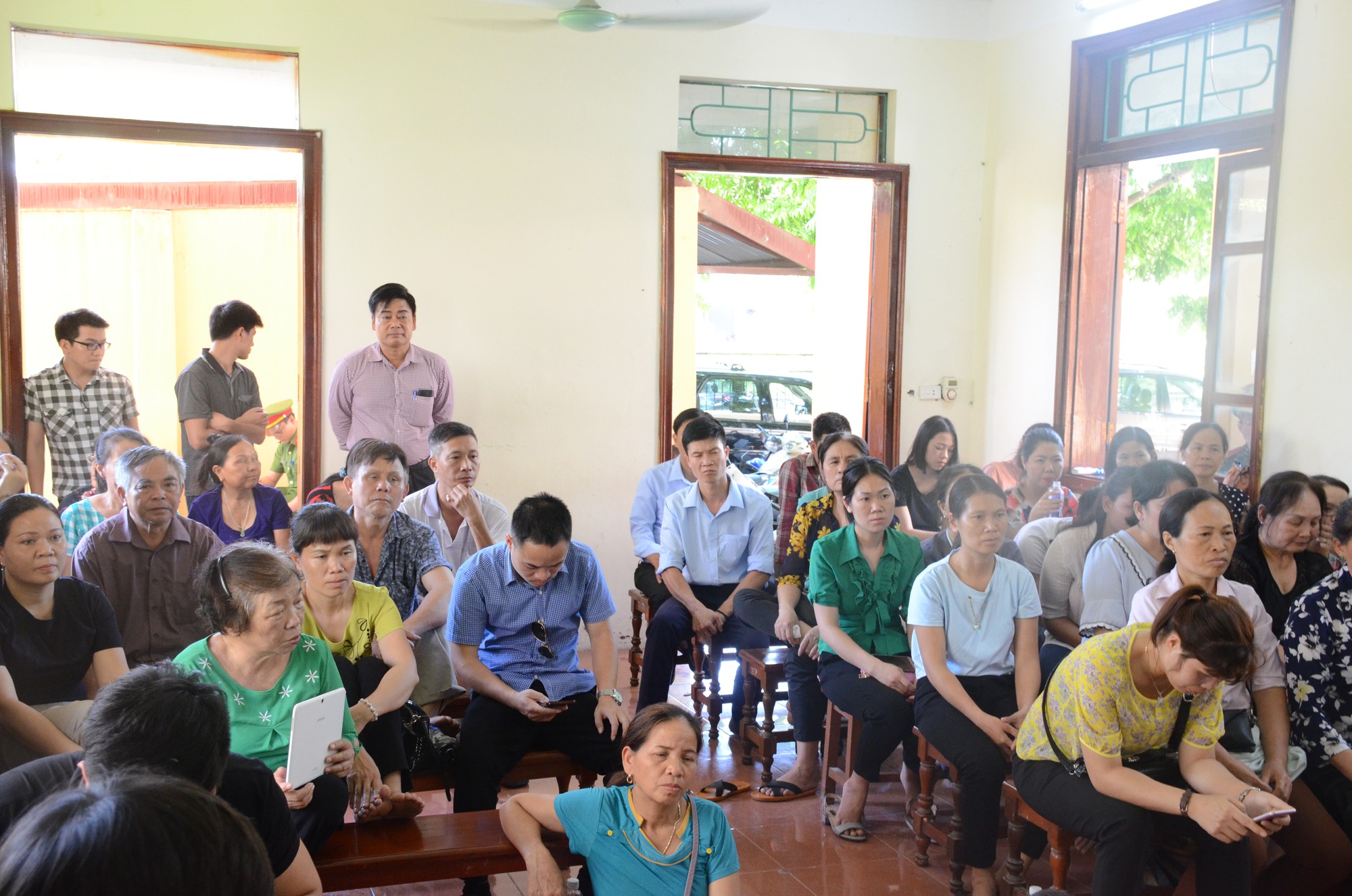 Xét xử BS Lương: Luật sư đề nghị khởi tố hình sự ông Trương Quý Dương, dân đồng loạt vỗ tay ủng hộ - ảnh 2 Xét xử BS Lương: Luật sư đề nghị khởi tố hình sự ông Trương Quý Dương, dân đồng loạt vỗ tay ủng hộ - Ảnh 2.
