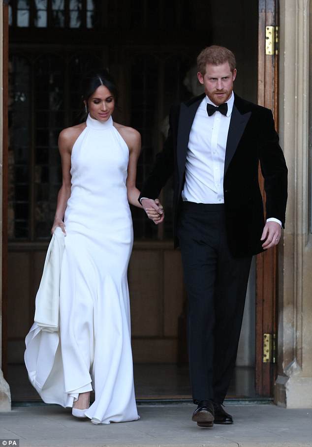 Váy cưới của Công nương Meghan Markle đã bị nhái lại với giá chỉ vài trăm tới vài triệu đồng, và có món đã cháy hàng - Ảnh 1.