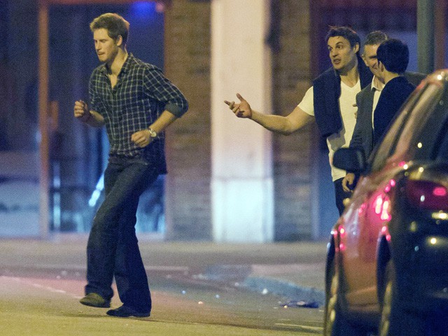 Những tấm h&igrave;nh paparazzi huyền thoại: Ho&agrave;ng tử Harry, William v&agrave; c&ocirc;ng nương Kate say b&iacute; tỉ, David Beckham vất vả che chắn cho vợ - Ảnh 6.