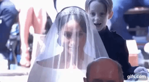 Cậu bé sún răng siêu đáng yêu ở đám cưới Hoàng tử Harry và Công nương Meghan hóa ra đã phấn khích cười híp mắt vì lý do này - Ảnh 2.