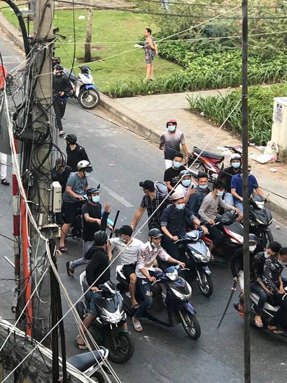 TP.HCM: Bắt giam 5 đối tượng trong vụ hỗn chiến kinh ho&agrave;ng tr&ecirc;n đường Ho&agrave;ng Sa - Ảnh 1.