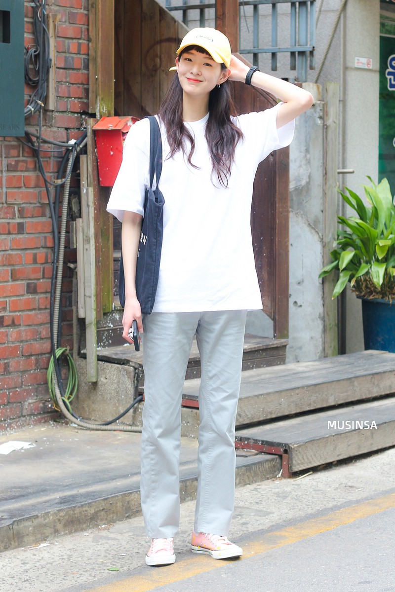 Chỉ diện toàn những món đồ mà ai cũng có sẵn nhưng giới trẻ Hàn vẫn hô biến nên street style quá đỉnh - Ảnh 6.