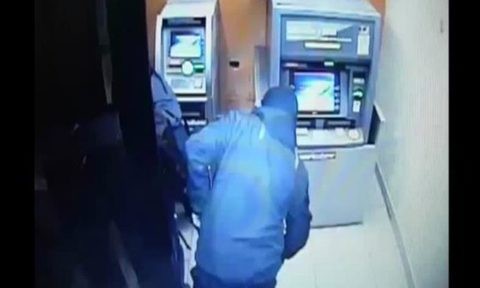 Người ngoại quốc đập phá trộm tiền ở trụ ATM lúc sáng sớm - Ảnh 1.