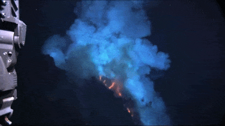 Nước dập được lửa vậy mà tại sao vẫn có núi lửa phun trào dưới lòng đại dương? - Ảnh 2.
