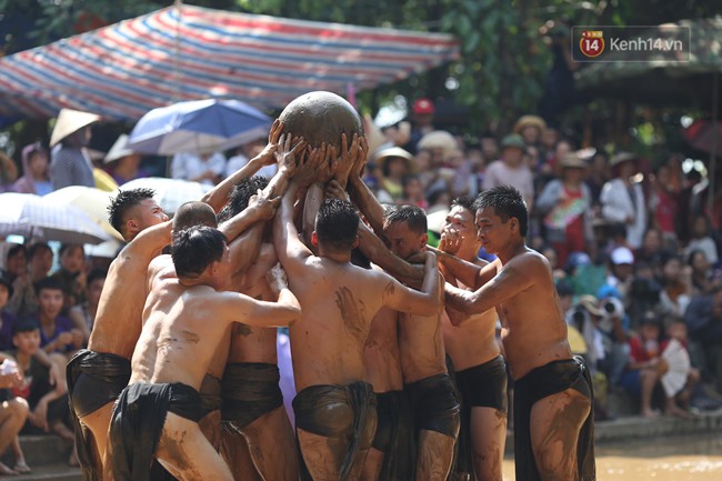 Thanh niên đóng khố, vật lộn trong bùn để tranh quả cầu nặng 20kg trong lễ hội 4 năm mới có một lần ở Bắc Giang - Ảnh 7.