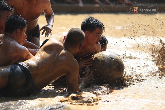 Thanh niên đóng khố, vật lộn trong bùn để tranh quả cầu nặng 20kg trong lễ hội 4 năm mới có một lần ở Bắc Giang - Ảnh 8.