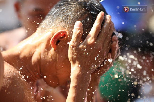 Thanh niên đóng khố, vật lộn trong bùn để tranh quả cầu nặng 20kg trong lễ hội 4 năm mới có một lần ở Bắc Giang - Ảnh 9.