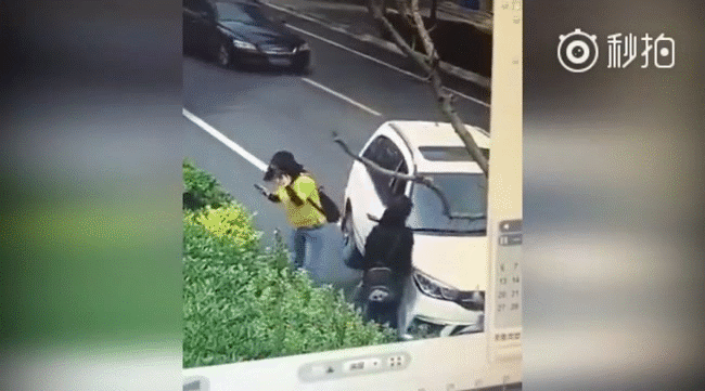 Trung Quốc: N&eacute;m gạch v&agrave;o &ocirc; t&ocirc; sau va chạm nhẹ, c&ocirc; g&aacute;i trẻ bị t&agrave;i xế t&ocirc;ng thẳng xe l&ecirc;n người - Ảnh 3.