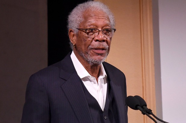 Sự nghiệp bị hủy hoại, Morgan Freeman bức xúc khẳng định chưa từng tấn công tình dục hay ép ai quan hệ - Ảnh 2.