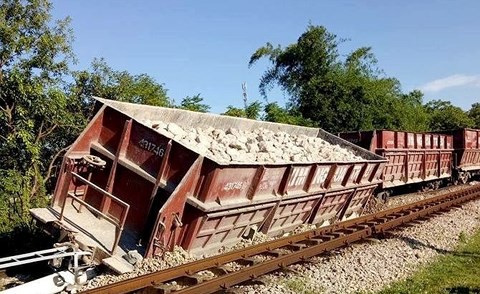 Nghệ An: Toa t&agrave;u chở đ&aacute; bất ngờ lật nghi&ecirc;ng, đ&acirc;m g&atilde;y cột đ&egrave;n t&iacute;n hiệu - Ảnh 1.