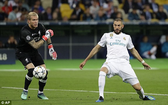 Karius mắc 2 sai lầm ngớ ngẩn nhất lịch sử Champions League, bị fan ném đá tơi tả - Ảnh 1.