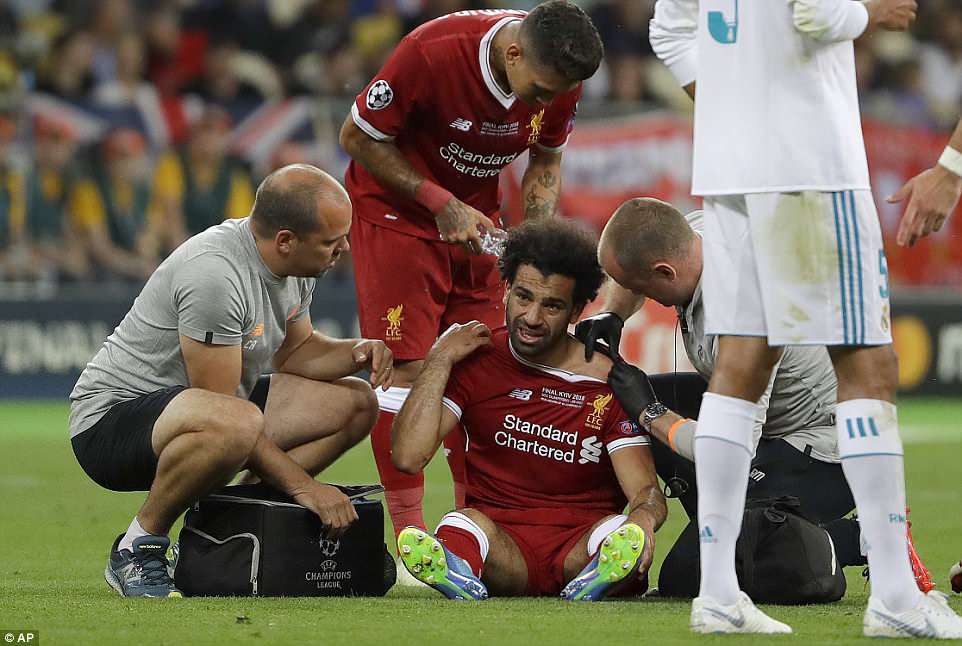 Tình huống Ramos bẻ vai Salah như võ sĩ MMA khiến fan phẫn nộ - Ảnh 1.