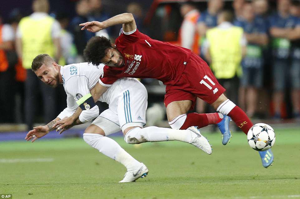 Tình huống Ramos bẻ vai Salah như võ sĩ MMA khiến fan phẫn nộ - Ảnh 2.