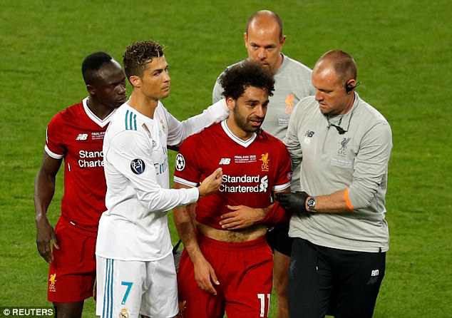 Nhìn Salah rơi lệ, Ronaldo cũng đồng cảm chạy đến an ủi - Ảnh 2.