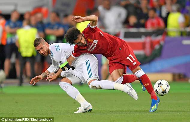 Ramos được huyền thoại Man Utd và Chelsea bảo vệ - Ảnh 1.