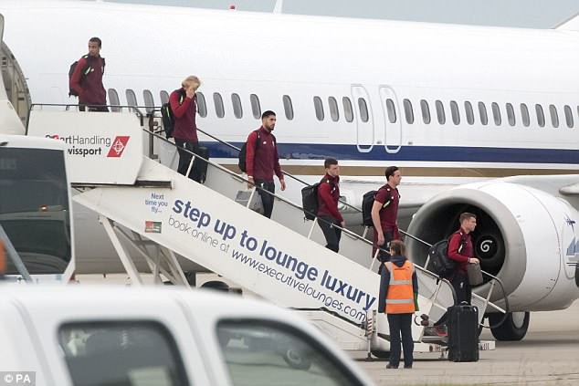 Klopp khoác vai fan Liverpool lúc 6 giờ sáng, hát vang Real ăn may - Ảnh 3.