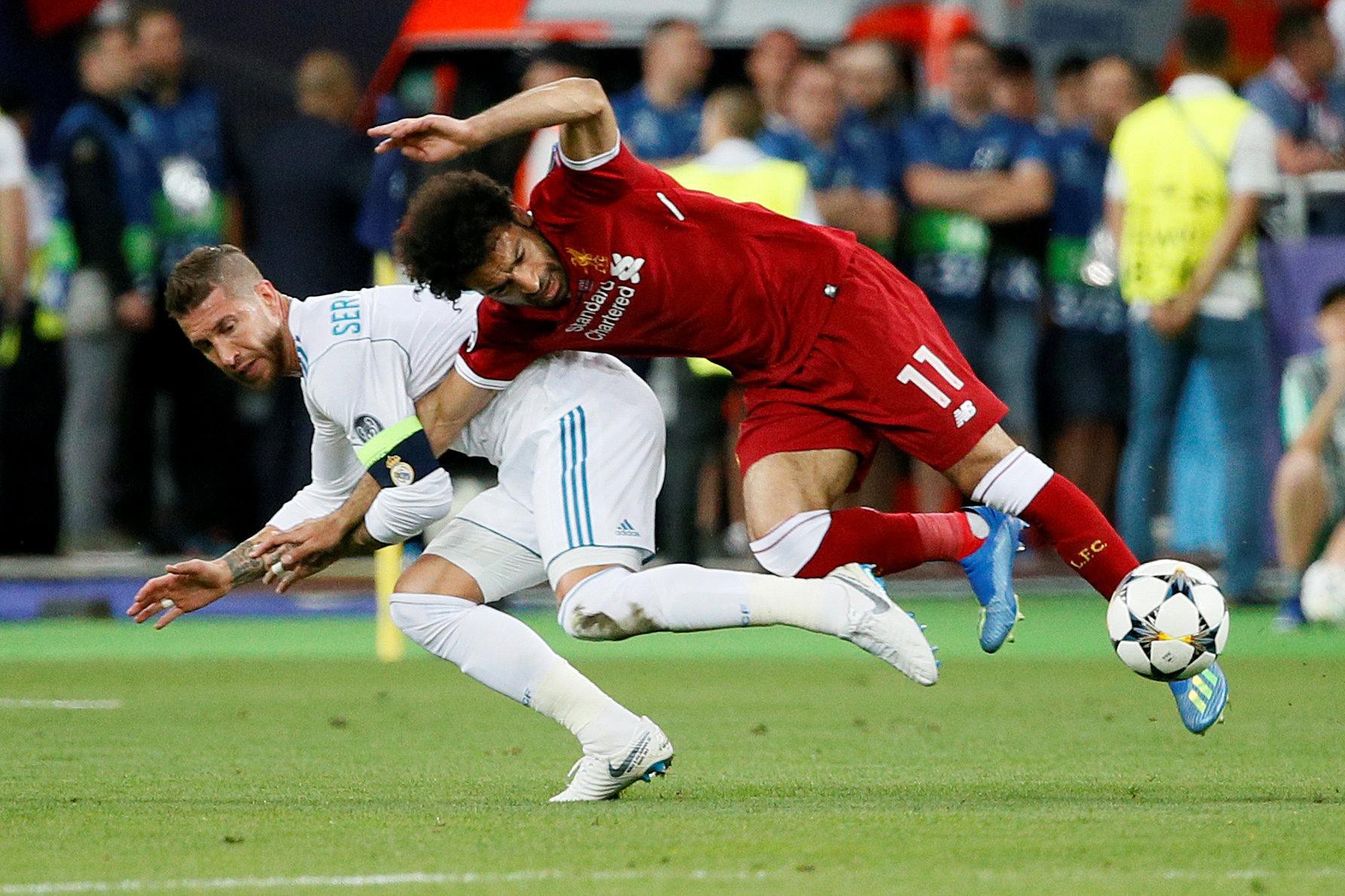Hình ảnh Ramos cười hớn hở lúc Salah rời sân trong nước mắt gây phẫn nộ - Ảnh 1.