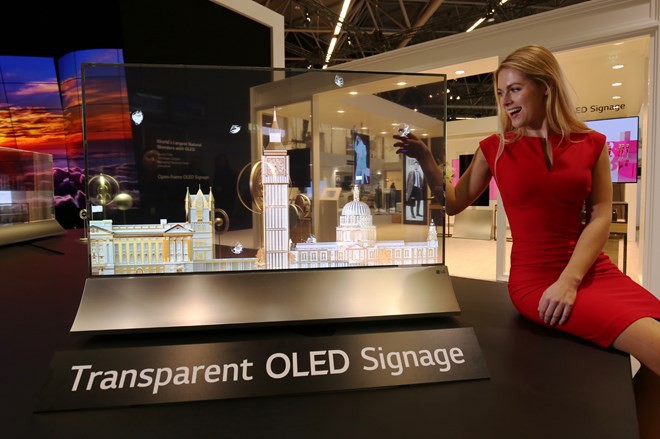 LG lần đầu trình diễn màn hình OLED 77 inch kích thước lớn, có thể cuộn tròn và trong suốt vô cùng độc đáo - Ảnh 1.