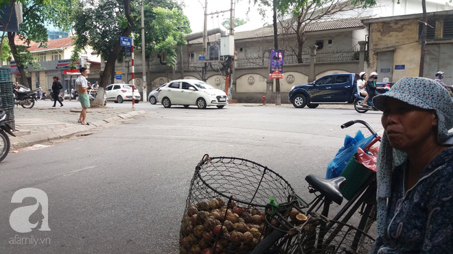 Người lái xe ôm bị nữ quái siết cổ để cướp ở Hà Nội: Tôi đã lường trước vì sợ bị bỏ thuốc mê - Ảnh 1.