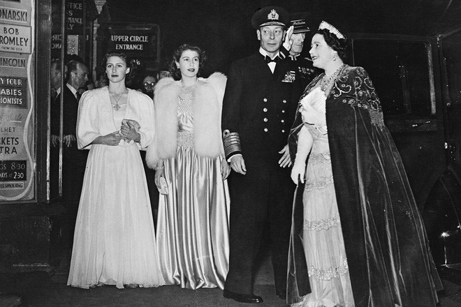 Ngoài các công nương, lịch sử thời trang Hoàng gia Anh còn có Nữ hoàng Elizabeth II là biểu tượng trường tồn mãi với thời gian - Ảnh 21.