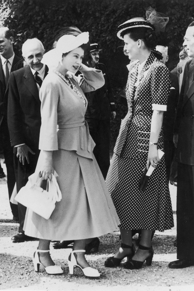 Ngoài các công nương, lịch sử thời trang Hoàng gia Anh còn có Nữ hoàng Elizabeth II là biểu tượng trường tồn mãi với thời gian - Ảnh 24.