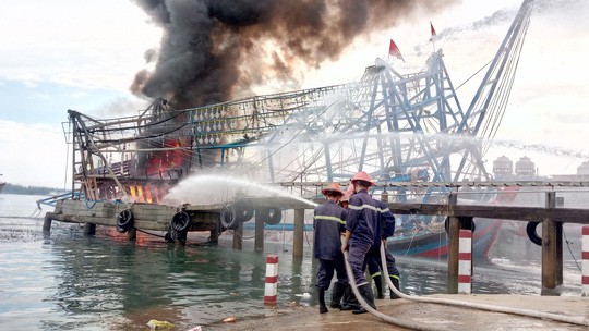 Quảng Nam: T&agrave;u c&acirc;u mực ch&aacute;y dữ dội, 10 tỉ đồng th&agrave;nh tro - Ảnh 4.