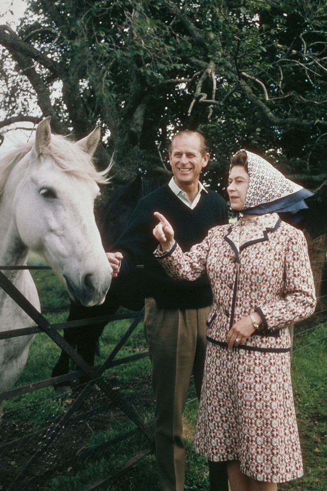 Ngoài các công nương, lịch sử thời trang Hoàng gia Anh còn có Nữ hoàng Elizabeth II là biểu tượng trường tồn mãi với thời gian - Ảnh 33.