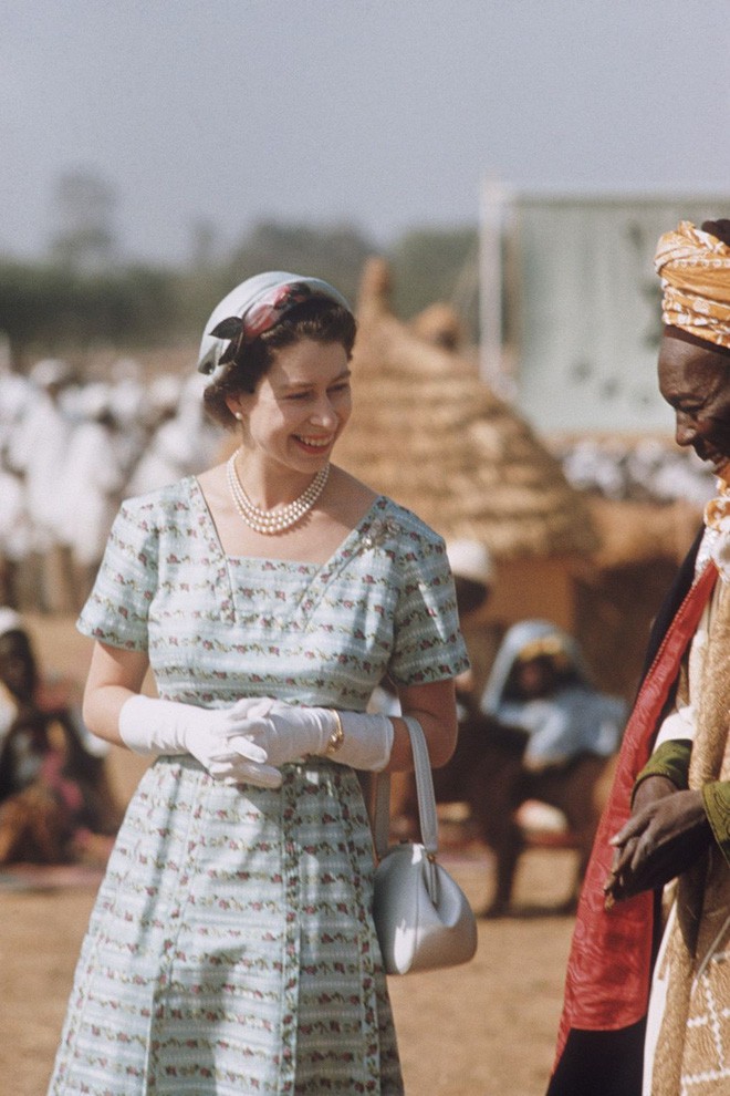 Ngoài các công nương, lịch sử thời trang Hoàng gia Anh còn có Nữ hoàng Elizabeth II là biểu tượng trường tồn mãi với thời gian - Ảnh 35.