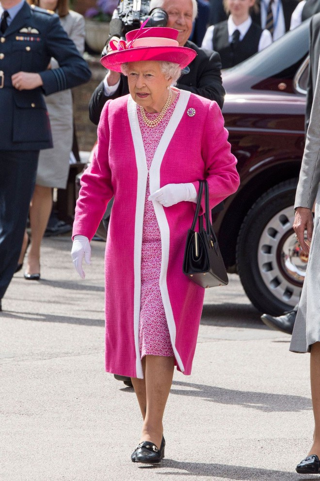 Ngoài các công nương, lịch sử thời trang Hoàng gia Anh còn có Nữ hoàng Elizabeth II là biểu tượng trường tồn mãi với thời gian - Ảnh 38.