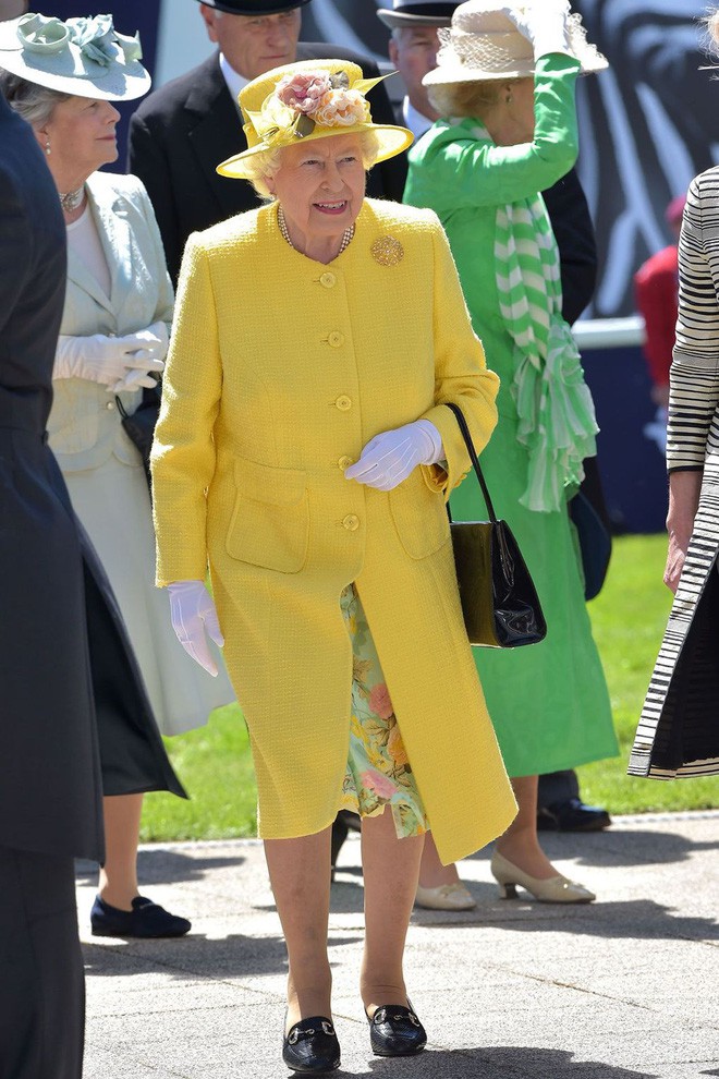 Ngoài các công nương, lịch sử thời trang Hoàng gia Anh còn có Nữ hoàng Elizabeth II là biểu tượng trường tồn mãi với thời gian - Ảnh 39.