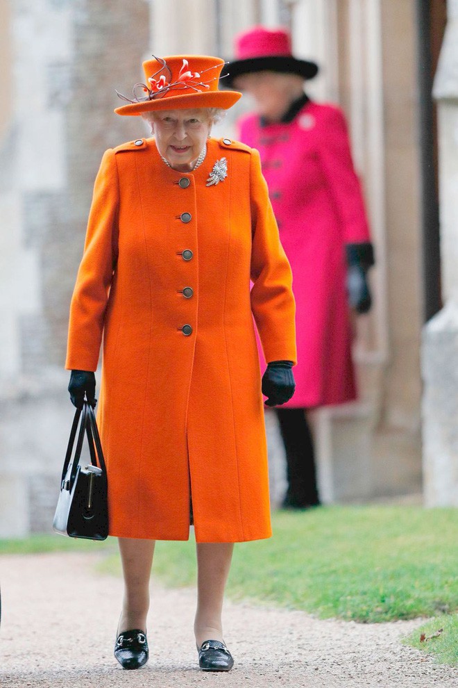 Ngoài các công nương, lịch sử thời trang Hoàng gia Anh còn có Nữ hoàng Elizabeth II là biểu tượng trường tồn mãi với thời gian - Ảnh 41.
